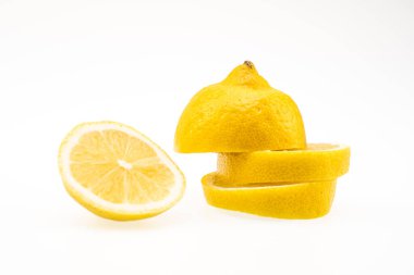 Beyaz arka planda yaratıcı dilimlenmiş limon bileşimi