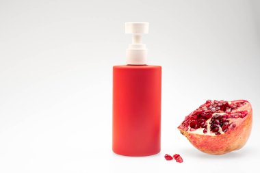 Beyaz Arkaplanda Nar Pompalı Kırmızı Kozmetik Şişe