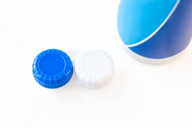 Beyaz Arkaplanda Temizlik Çözüm Şişesi Kontakt Lens Vakası