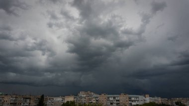 Kentsel Ufuk Çizgisi Üzerinde Kara Fırtına Bulutları
