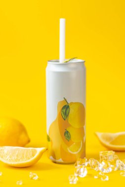 Limon İçeceği Parlak Sarı Arkaplanda Buz ile Yenileyebilir