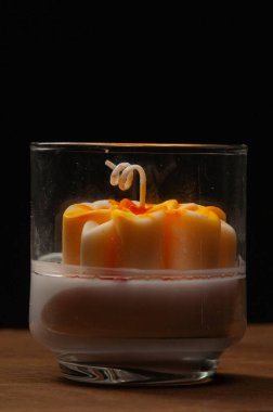 Cam vazodaki bir mumun el yapımı süslemesi.