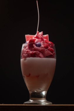 Dondurma, çilek ve gazyağı ve soya mumundan yapılmış el yapımı mum.