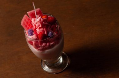 Dondurma şeklinde el yapımı mum, kremalı, çilekli ve gazyağı ve soya cilasından yapılmış, üst görünüm.