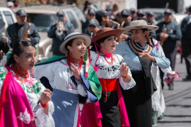 Machachi, Canton Mejia, Pichincha ili, Ekvador - 23 Haziran 2024: Geleneksel Ekvador dağlık bölgelerinin dansçıları.