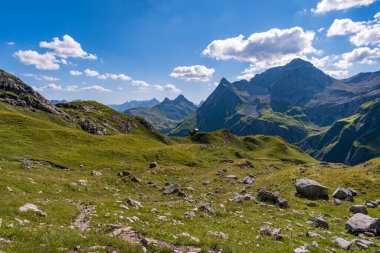 Avusturya 'nın Vorarlberg kentindeki Braunarlspitze von Schroecken' e muhteşem bir dağ manzarası gezisi.