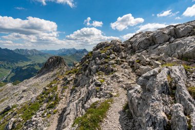 Avusturya 'nın Vorarlberg kentindeki Braunarlspitze von Schroecken' e muhteşem bir dağ manzarası gezisi.
