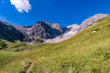 Avusturya 'nın Vorarlberg kentindeki Braunarlspitze von Schroecken' e muhteşem bir dağ manzarası gezisi.