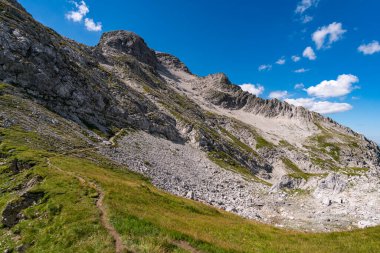 Avusturya 'nın Vorarlberg kentindeki Braunarlspitze von Schroecken' e muhteşem bir dağ manzarası gezisi.