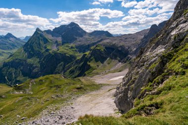 Avusturya 'nın Vorarlberg kentindeki Braunarlspitze von Schroecken' e muhteşem bir dağ manzarası gezisi.