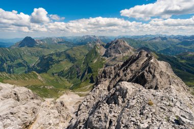 Avusturya 'nın Vorarlberg kentindeki Braunarlspitze von Schroecken' e muhteşem bir dağ manzarası gezisi.