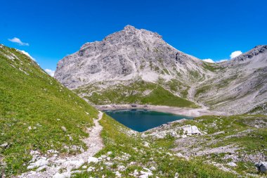 Avusturya 'nın Vorarlberg kentindeki Braunarlspitze von Schroecken' e muhteşem bir dağ manzarası gezisi.