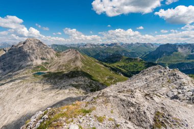 Avusturya 'nın Vorarlberg kentindeki Braunarlspitze von Schroecken' e muhteşem bir dağ manzarası gezisi.
