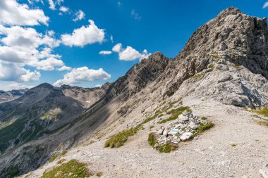 Avusturya 'nın Vorarlberg kentindeki Braunarlspitze von Schroecken' e muhteşem bir dağ manzarası gezisi.