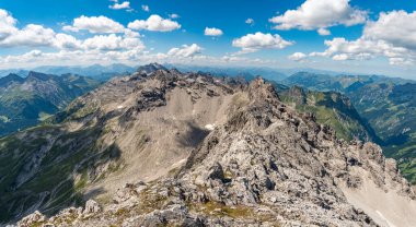 Avusturya 'nın Vorarlberg kentindeki Braunarlspitze von Schroecken' e muhteşem bir dağ manzarası gezisi.
