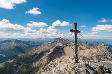Avusturya 'nın Vorarlberg kentindeki Braunarlspitze von Schroecken' e muhteşem bir dağ manzarası gezisi.