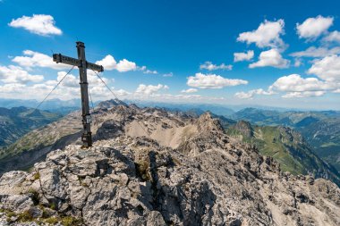 Avusturya 'nın Vorarlberg kentindeki Braunarlspitze von Schroecken' e muhteşem bir dağ manzarası gezisi.