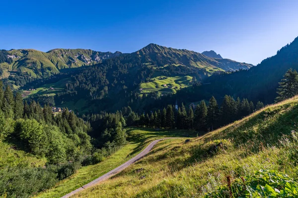 美しい山の風景を通して美しいトレッキングツアーオーストリア ヴォールルベルクのBraunarlspitze Von Schroecken — ストック写真