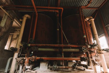 Eski ve paslı endüstriyel fabrika, unutulmuş tarihi fabrika, Kayıp Yer