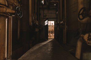 Eski ve paslı endüstriyel fabrika, unutulmuş tarihi fabrika, Kayıp Yer