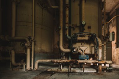 Eski ve paslı endüstriyel fabrika, unutulmuş tarihi fabrika, Kayıp Yer