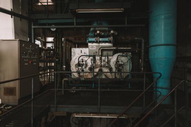 Eski ve paslı endüstriyel fabrika, unutulmuş tarihi fabrika, Kayıp Yer