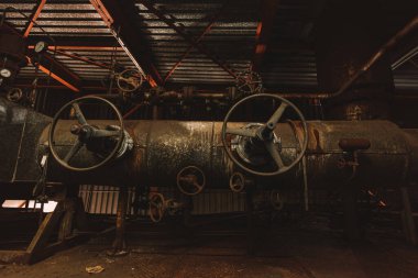 Eski ve paslı endüstriyel fabrika, unutulmuş tarihi fabrika, Kayıp Yer