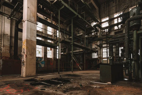 古いと錆びた放棄された工業プラント 忘れ去られた歴史的な工場 失われた場所 — ストック写真