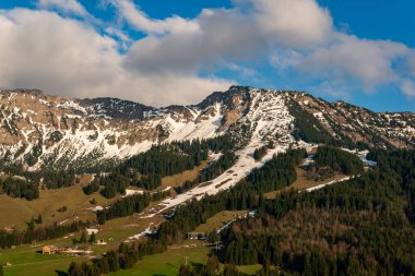 Oberjoch 'tan Spieser' e ve Allgau Alplerindeki Hirschberg 'e güzel bir bahar dağı yürüyüşü.