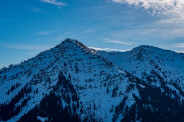 Güzel Allgau Alpleri 'ndeki Oberstaufen yakınlarındaki Tahlkirchdorf' tan Denneberg 'e harika bir kış yürüyüşü.