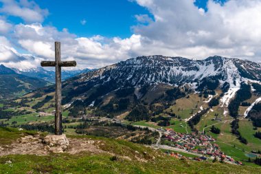 Oberjoch 'tan Spieser' e ve Allgau Alplerindeki Hirschberg 'e güzel bir bahar dağı yürüyüşü.