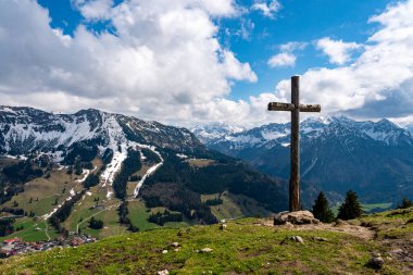 Oberjoch 'tan Spieser' e ve Allgau Alplerindeki Hirschberg 'e güzel bir bahar dağı yürüyüşü.