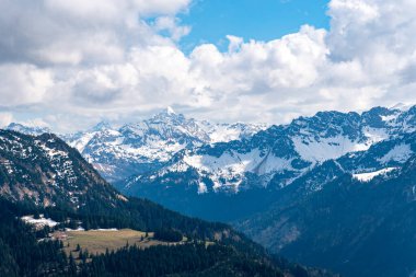 Oberjoch 'tan Spieser' e ve Allgau Alplerindeki Hirschberg 'e güzel bir bahar dağı yürüyüşü.