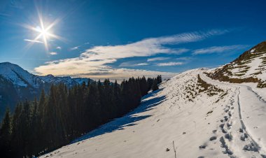 Güzel Allgau Alpleri 'ndeki Oberstaufen yakınlarındaki Tahlkirchdorf' tan Denneberg 'e harika bir kış yürüyüşü.