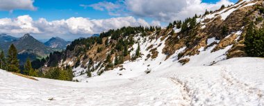 Oberjoch 'tan Spieser' e ve Allgau Alplerindeki Hirschberg 'e güzel bir bahar dağı yürüyüşü.