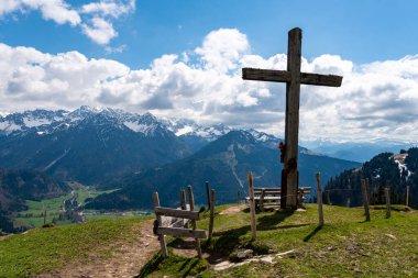 Oberjoch 'tan Spieser' e ve Allgau Alplerindeki Hirschberg 'e güzel bir bahar dağı yürüyüşü.