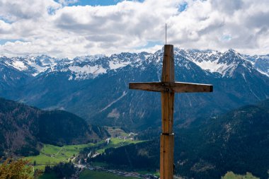 Oberjoch 'tan Spieser' e ve Allgau Alplerindeki Hirschberg 'e güzel bir bahar dağı yürüyüşü.