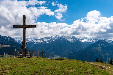 Oberjoch 'tan Spieser' e ve Allgau Alplerindeki Hirschberg 'e güzel bir bahar dağı yürüyüşü.