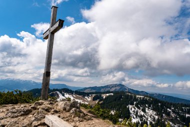 Oberjoch 'tan Spieser' e ve Allgau Alplerindeki Hirschberg 'e güzel bir bahar dağı yürüyüşü.