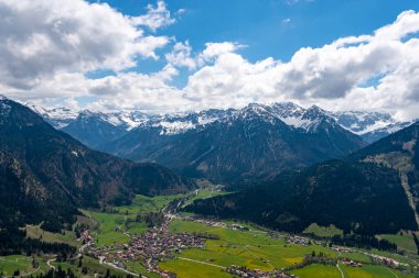 Oberjoch 'tan Spieser' e ve Allgau Alplerindeki Hirschberg 'e güzel bir bahar dağı yürüyüşü.