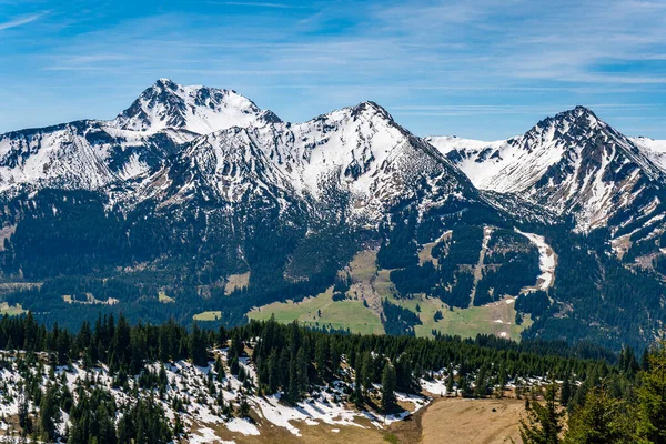 Zoeblen Zugspitzblick 'ten güzel Tannheimer Vadisi' ndeki Schoenkahler 'a sakin bir yürüyüş.