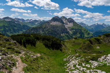 Lechleiten 'den Allgau Alplerindeki Biberkopf dağına zorlu bir dağ turu.