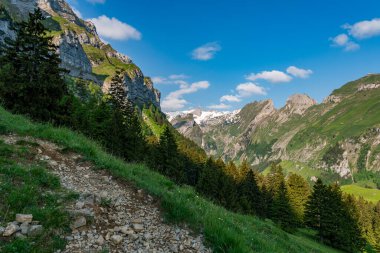 Wasserauen 'den İsviçre' deki Appenzellerland 'deki Meglisalp' e kadar Alpstein dağlarında harika bir yürüyüş.