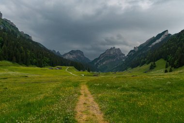 Hoher Kasten 'den Apenzellerland İsviçre' deki Sakson Lucke 'ye kadar Alpstein dağlarında muhteşem bir yürüyüş.