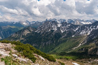 Hoher Kasten 'den Apenzellerland İsviçre' deki Sakson Lucke 'ye kadar Alpstein dağlarında muhteşem bir yürüyüş.