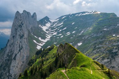 Hoher Kasten 'den Apenzellerland İsviçre' deki Sakson Lucke 'ye kadar Alpstein dağlarında muhteşem bir yürüyüş.