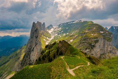 Hoher Kasten 'den Apenzellerland İsviçre' deki Sakson Lucke 'ye kadar Alpstein dağlarında muhteşem bir yürüyüş.