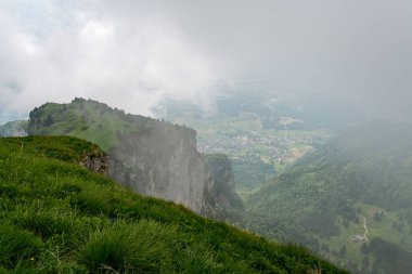 Hoher Kasten 'den Apenzellerland İsviçre' deki Sakson Lucke 'ye kadar Alpstein dağlarında muhteşem bir yürüyüş.