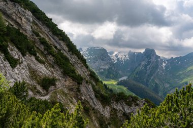 Hoher Kasten 'den Apenzellerland İsviçre' deki Sakson Lucke 'ye kadar Alpstein dağlarında muhteşem bir yürüyüş.