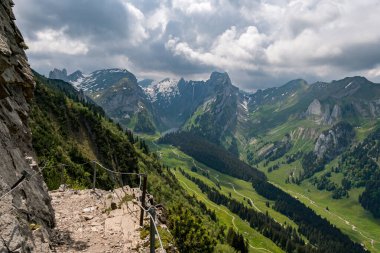 Hoher Kasten 'den Apenzellerland İsviçre' deki Sakson Lucke 'ye kadar Alpstein dağlarında muhteşem bir yürüyüş.